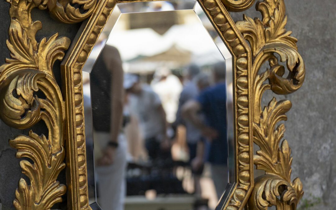 Uno specchio antico non riflette mai soltanto ciò che ha davanti